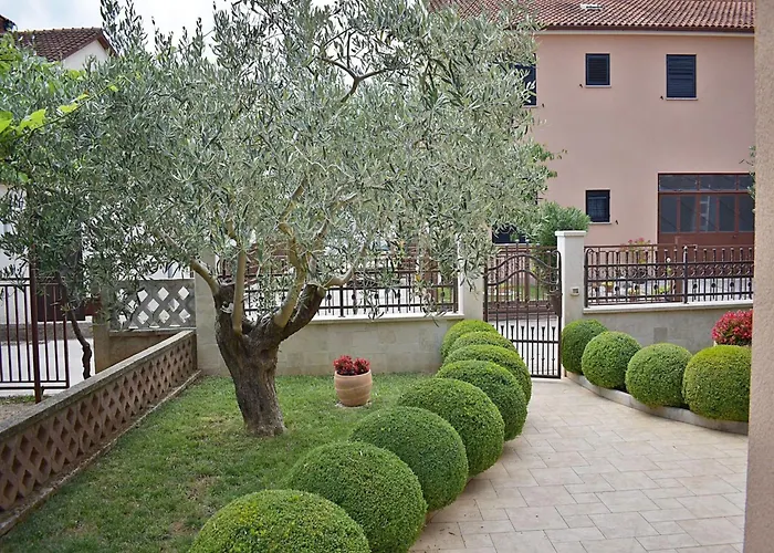 Apartment In Near Golf Course Pula