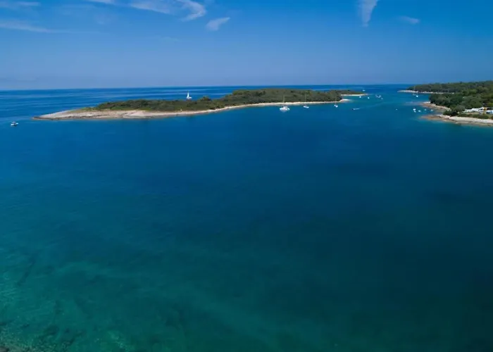 Apartment In Near Golf Course *