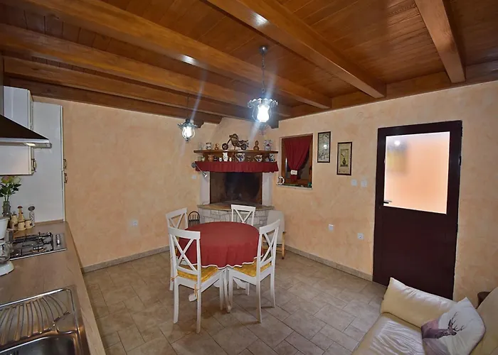 In Near Golf Course Apartment *