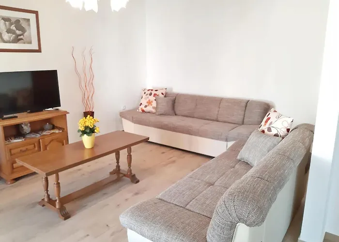 Apartment In Near Golf Course *